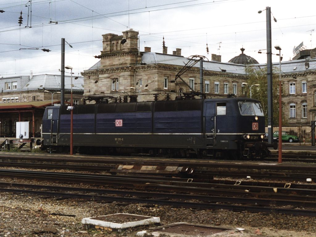 181 210-6 auf Bahnhof Strassbourg am 29-10-1998. Bild und scan: Date Jan de Vries. 