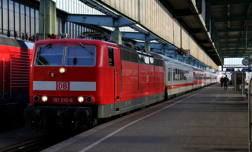 181 210-6 mit dem  PbZ 2463 (Frankfurt(M)Hbf-Stuttgart Hbf )in Stuttgart Hbf 15.10.11