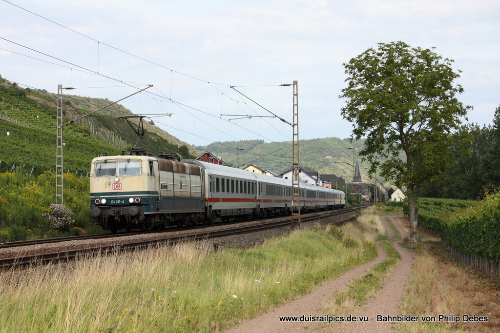 181 211-4 (DB) fhrt am 25. Juli 2011 um 17:53 Uhr mit einem Intercity durch Pommern (Mosel)
