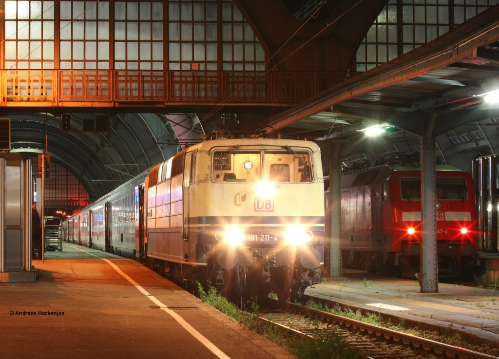 181 211-4 hat gerade den EC 360 (M�nchen Hbf-Strasbourg) von 101 070-1  Adler Mannheim  �bernommen Karlsruhe 26.10.10