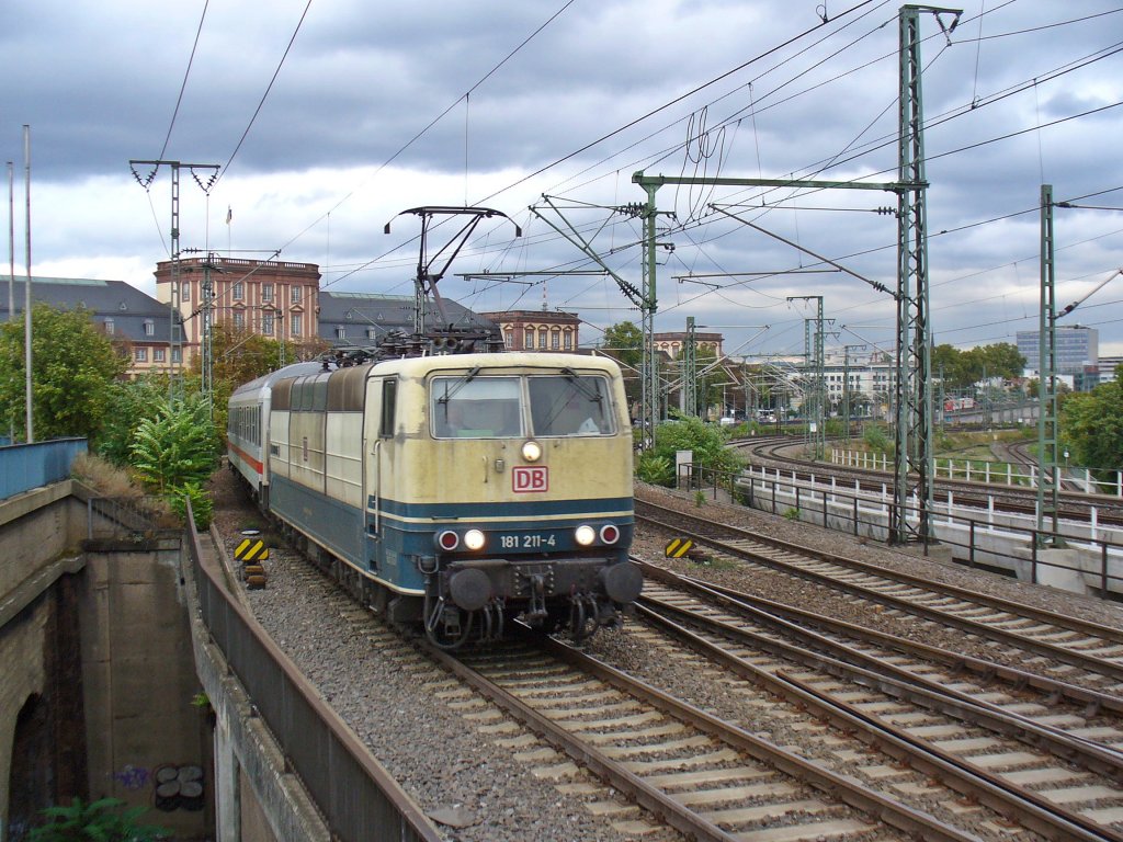 181 211-4 zieht den IC 2054 Frankfurt (Main) - Saarbr�cken am 06.10.2011 aus Mannheim