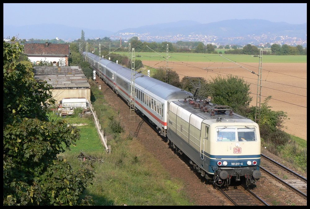 181 211 ist am 15.10.2006 mit EC 56 bei Ladenburg unterwegs Richtung Mannheim.