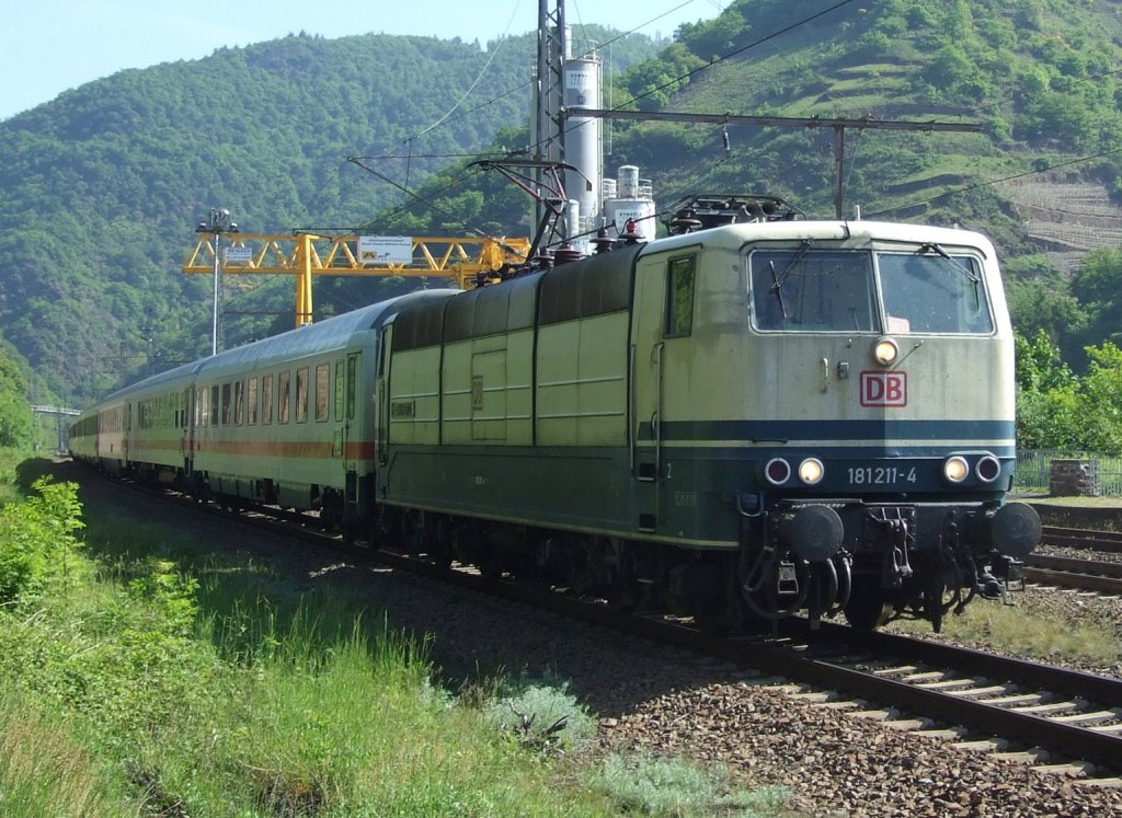 181 211 fhrt am 22.4.10 mit IC 338 durch Ediger-Eller