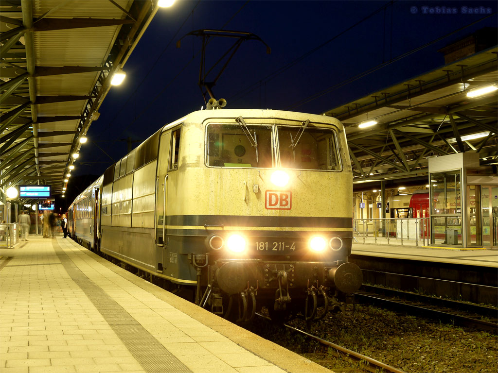 181 211 mit IC 180 von Zrich nach Stuttgart Hbf auf Gleis 4. Der Zug hat 19 Minuten Versptung hier in Rottweil. 

Aufgenommen am 23.04.2011