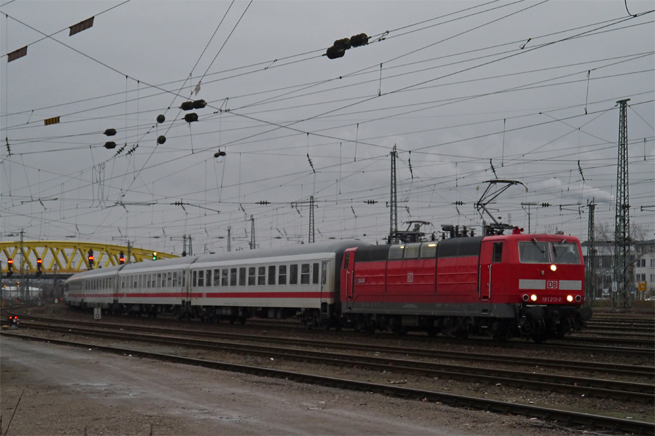 181 213-0 (SAAR) wird in Krze mit IC 2056 in Mannheim eintreffen. (04.01.2013)