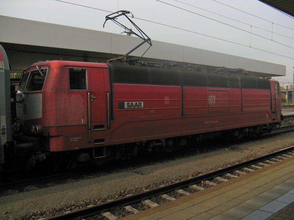 181 213-0 steht am 31.10.09 mit EN 408 in Mannheim Hbf.