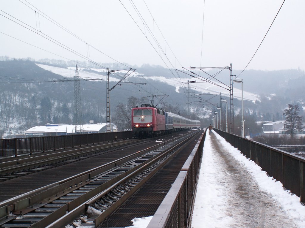 181 213 und 201 als Wagenlok mit dem IC vom Luxembourg nach Norddeich-Mole am 29.12.10 auf der Moselbrcke bei Trier-Pfalzel.