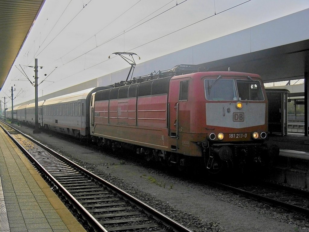 181 213 mit EN 408  Danubius  (Zug wird ab Fahrplanwechsel eingestellt)von Karlsruhe Hbf nach Frankfurt(Main)Hbf mit Kurswagen aus Budapest und Wien.Am 31.10.09 beim Halt in Mannheim Hbf.