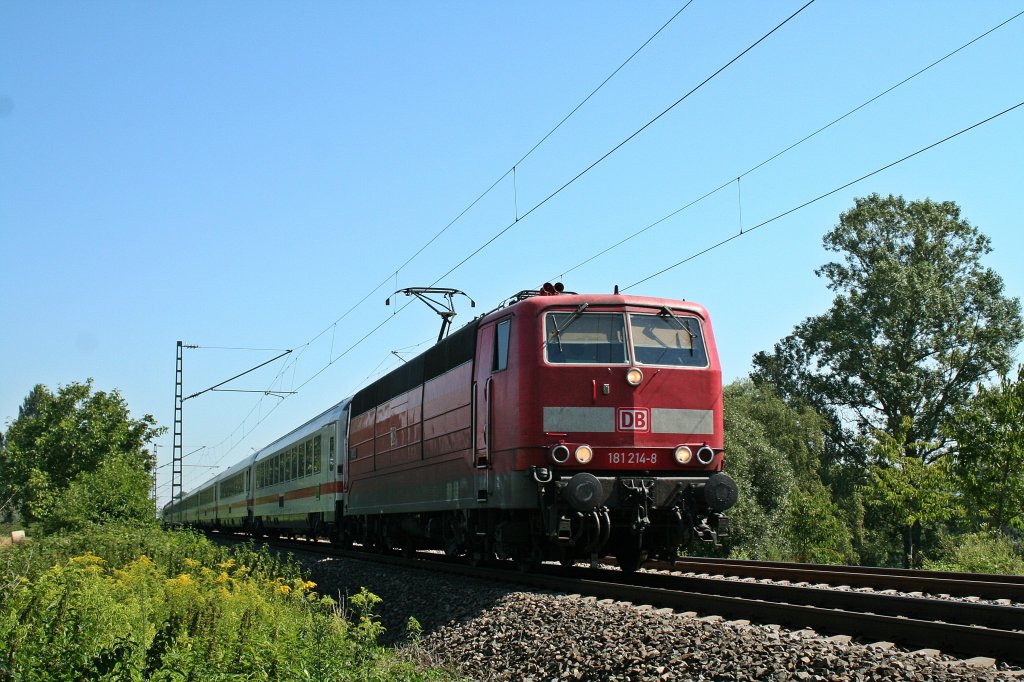 181 214-8 mit dem PbZ 2459 am 24.07.12 bei Ringsheim. Der Zug verkehrt unter der Woche tglich und fhrt von Karlsruhe nach Basel.