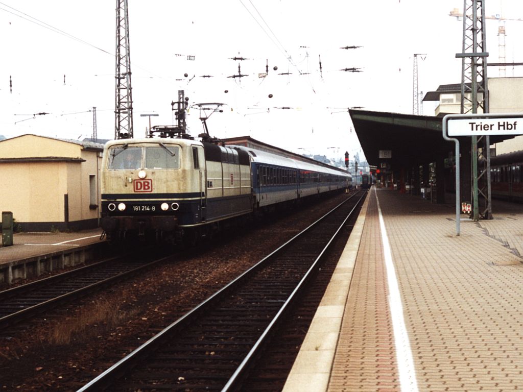 181 214-8 mit IR 2533  Wattenmeer  Saarbrcken-Cuxhaven auf Trier Hauptbahnhof am 21-7-2000. Bild und scan: Date Jan de Vries.