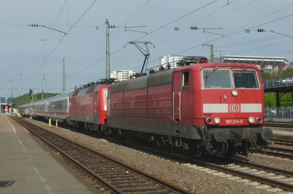 181 214-8 (Mosel) mit 120 106-0) im schlepp zieht den IC 2054 Frankfurt (Main) - Saarbrcken am 14.05.2012 aus Kaiserslautern