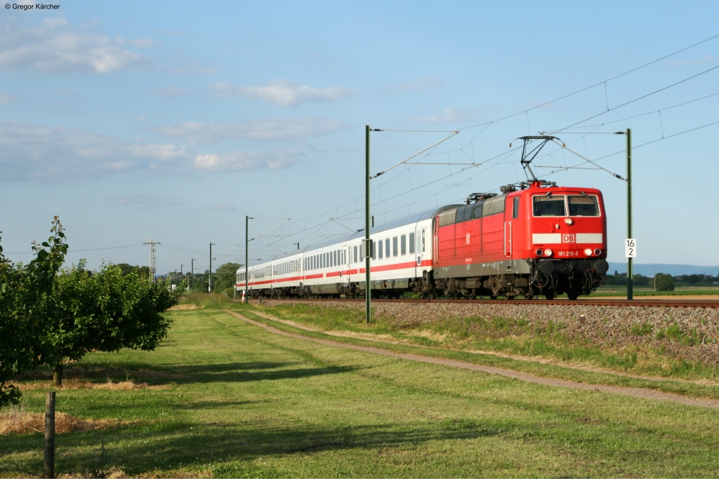 181 215-5 mit dem IC 2285 Frankfurt-Karlsruhe ber Speyer, Germersheim bei Lingenfeld. Aufgenommen am 06.06.2013.