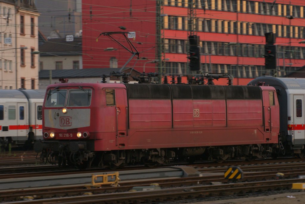 181 218-9 mit einem Intercity in Frankfurt am Main Hbf am 12.08.2010