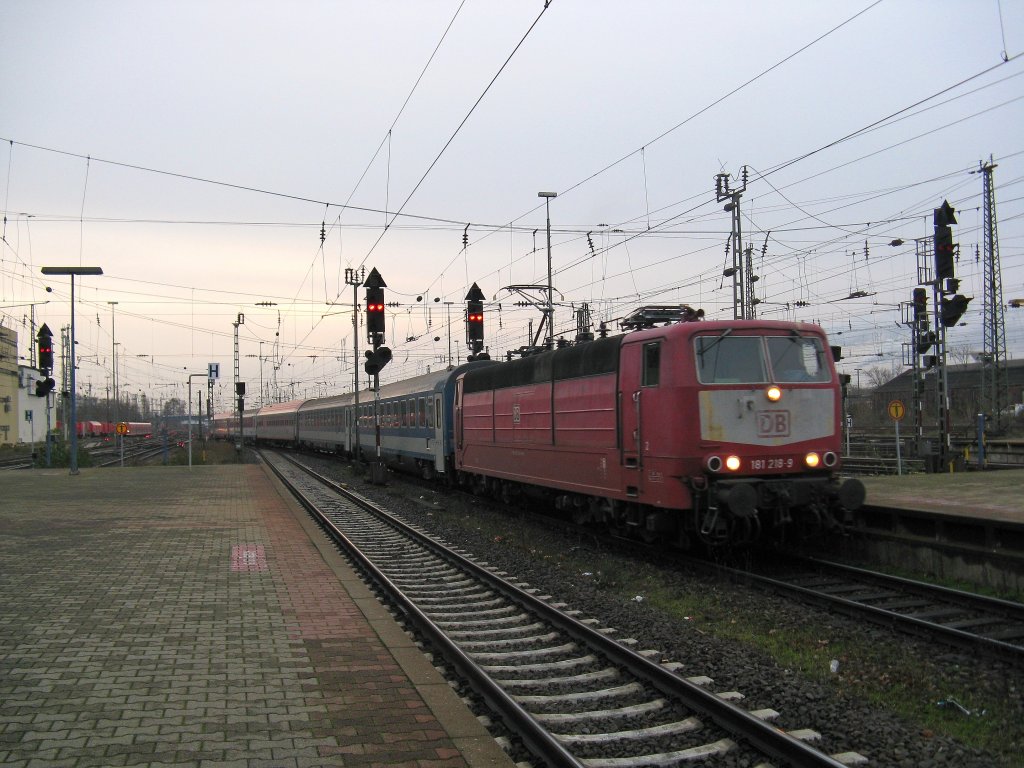 181 218 bespannte am 12.12.09 den letzten EN 408 von Budapest nach Frankfurt(Main)Hbf.Aufgenommen bei der einfahrt in Mannheim Hbf.