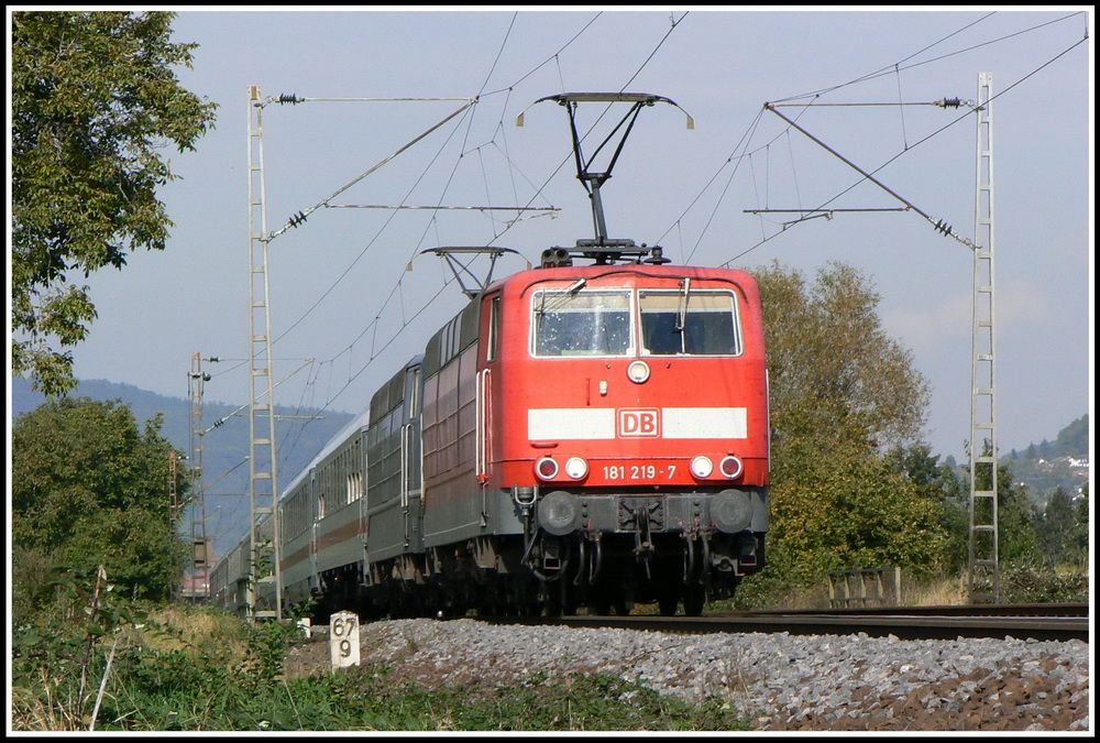 181 219 und 181 206 sind am 01.10.2007 mit IC 2356 nach Saarbrcken unterwegs und passieren gerade meine Fotostelle bei Ltzelsachsen.