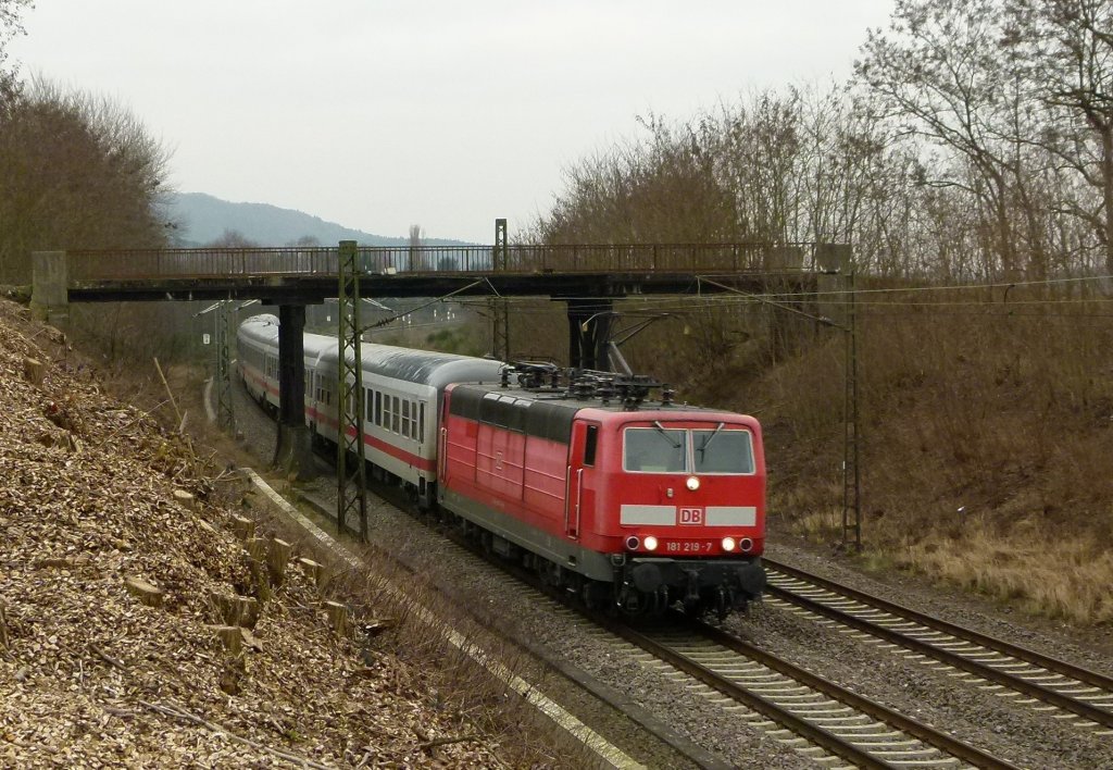 181 219-7 ist mit dem IC 2055 Saarbrcken - Heidelberg am 26.01.2012 in Bruchmhlbach-Miesau