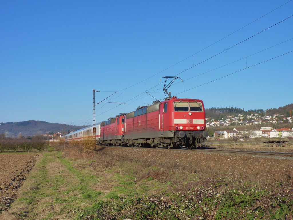 181 220 und 181 205 fahren am 2.3.11 mit dem IC 2054 Frankfurt - Saarbrcken bei Ltzelsachsen an der Bergstrae entlang.