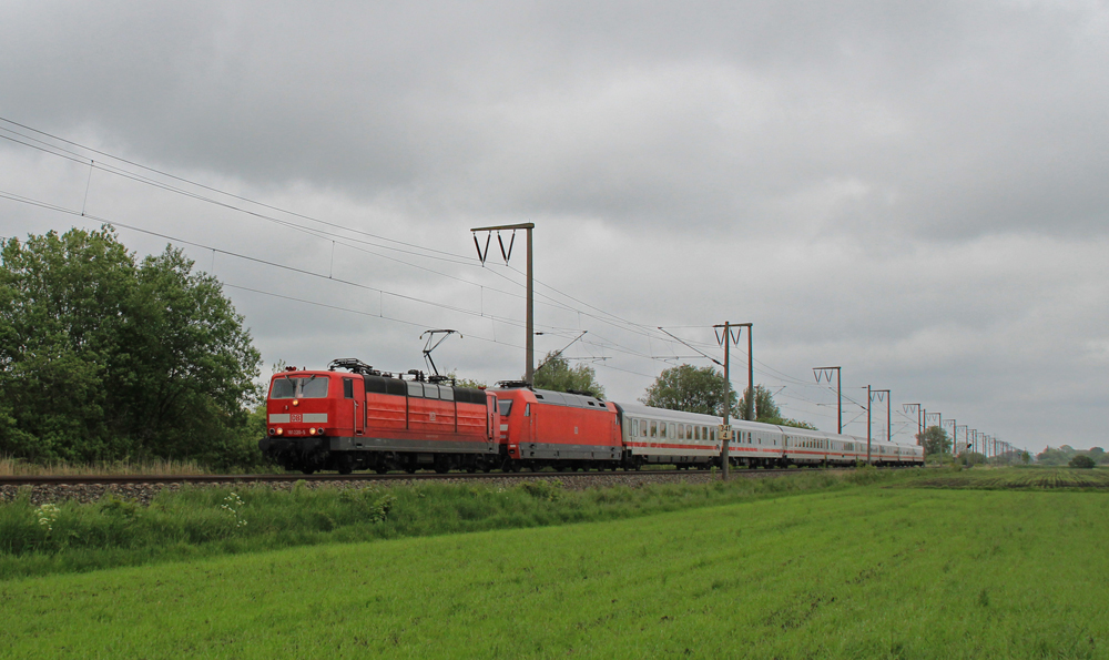 181 220-5 fuhr am 25.05.2013 mit dem IC 131 von Luxemburg nach Norddeich Mole, hier bei Gandersum.