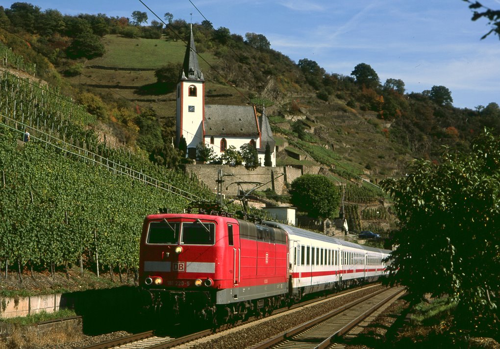 181 220 am 22.09.2007 mit IC 436 bei Hatzenport.