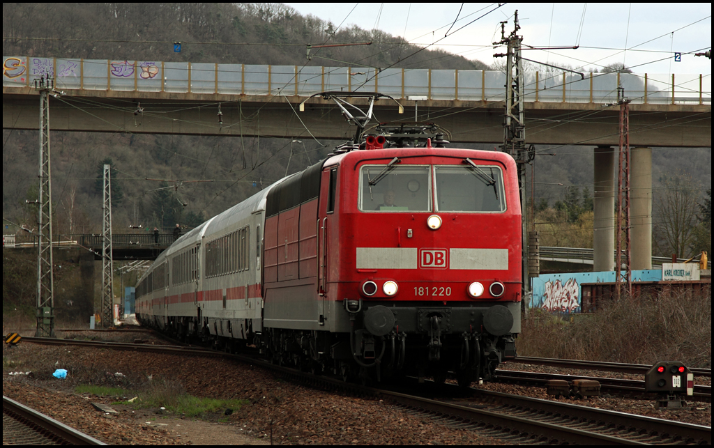 181 220 ist auf dem Weg nach Trier Hbf. (Ehrang am 02.04.2010)