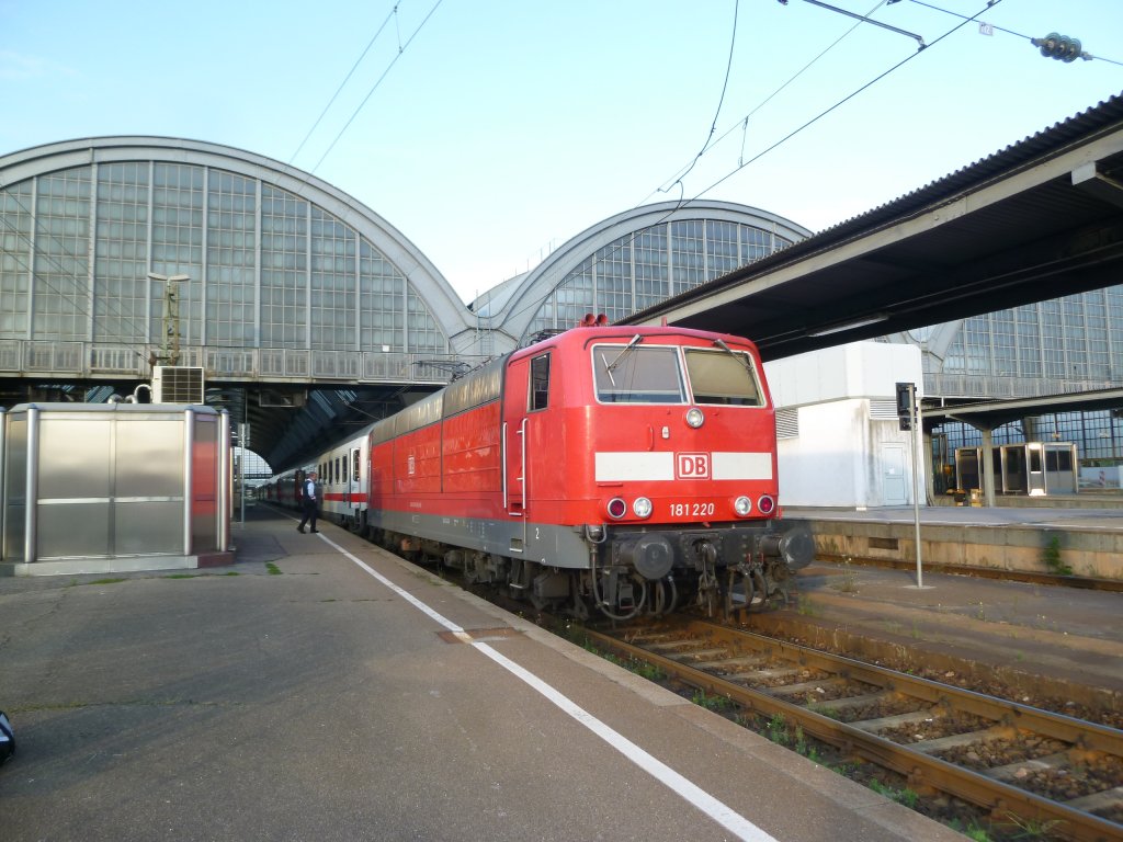 181 220 hat sich gerade vor den IC 360 gesetzt um ihn wenige minuten spter nach Strasbourg zu ziehen. 25.7.11