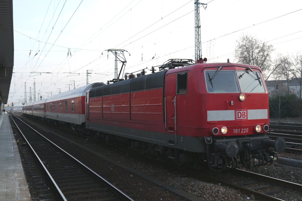 181 220 rangiert in Mannheim Hbf 4 Nachtzugwagen, die auf einem Abstellgleis standen. (08.02.12)