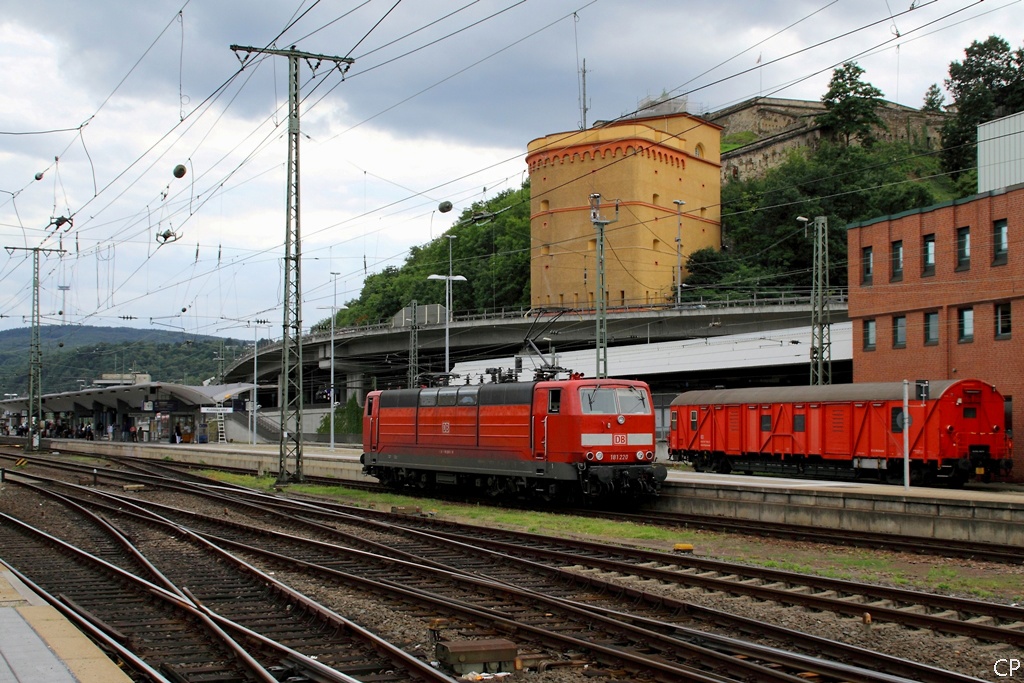 181 220 wartet in Koblenz Hbf auf den IC 332. Direkt neben dem Bahnhof befindet sich das Fort Konstantin, Bestandteil der ehemaligen Festung Koblenz.