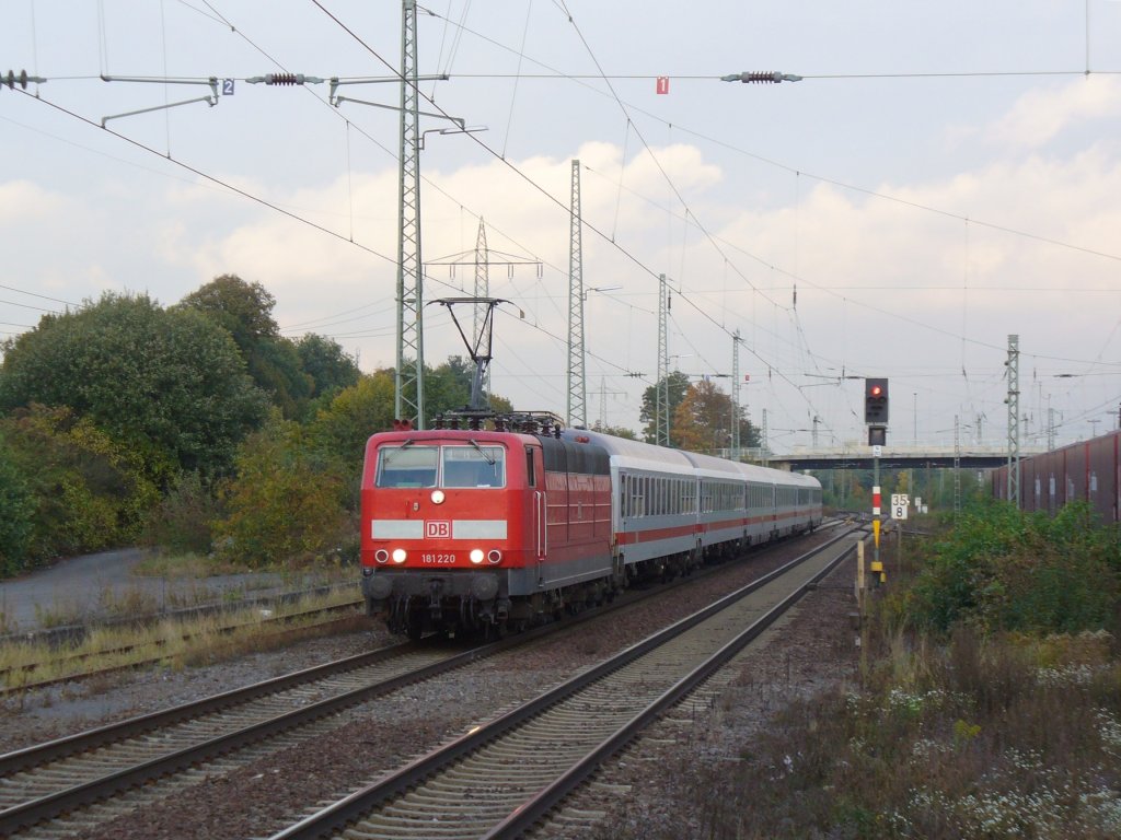 181 220 zieht den IC 2054 Frankfurt (Main) - Saarbr�cken am 20.10.2011 durch Einsiedlerhof