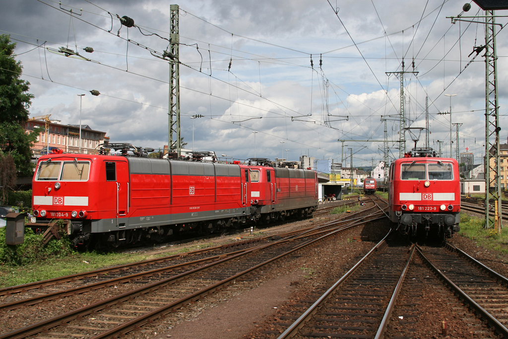 181 223 mit einem IC bei der Einfahrt am 19.08. in Koblenz. Links sind zwei weitere 181 abgestellt.