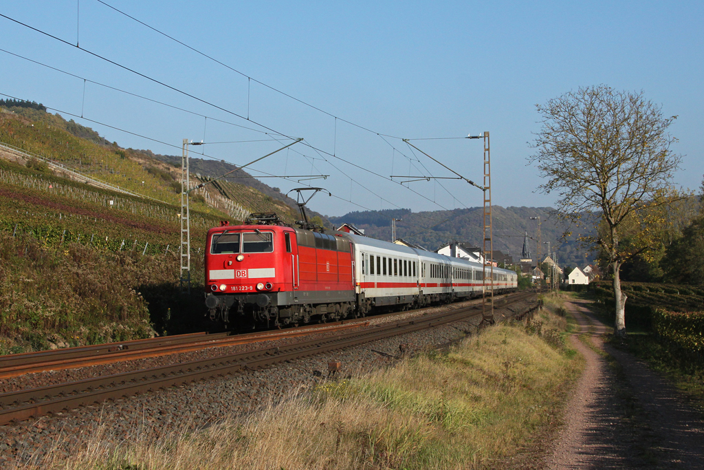 181 223 mit IC 134 auf der Moselstrecke bei Pommern. 22.10.2011.