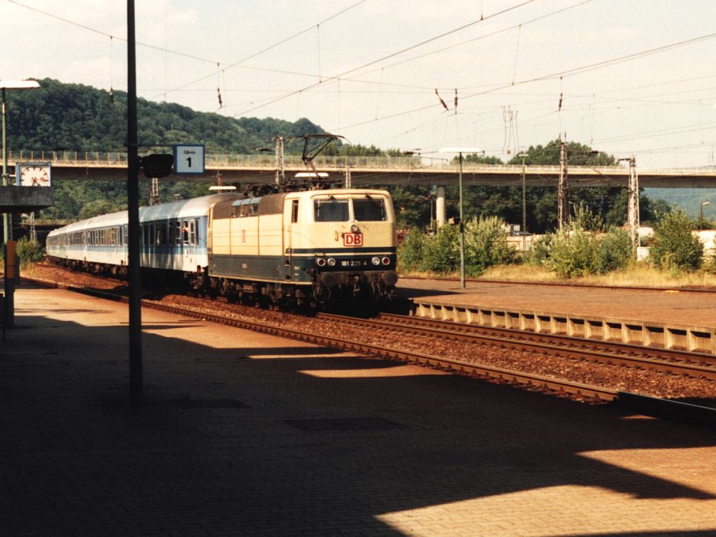 181 225-4 mit IR Bremerhaven Lehe-Luxembourg auf Bahnhof Ehrang am 4-8-1994. Bild und scan: Date Jan de Vries.

