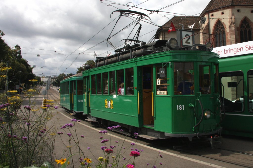 181 am 13.08.2011 Oldtimer am Wettsteinplatz in Basel, angehngt ist der 1303.