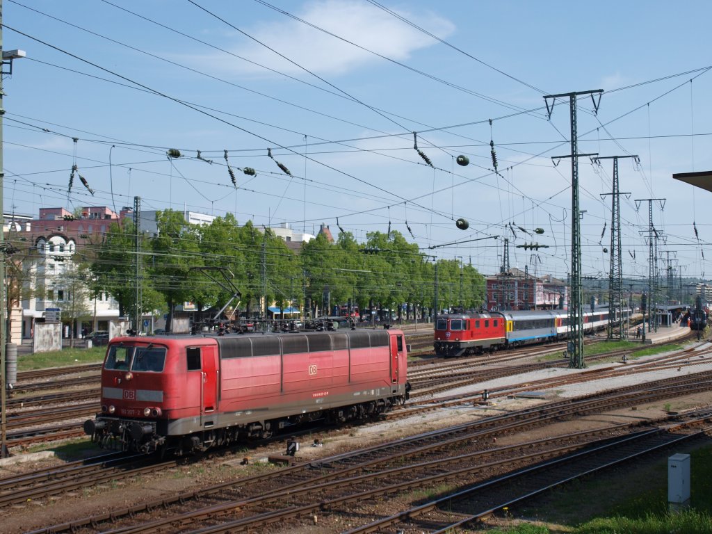 181.207 und eine Re 4/4 11215 in Singen am 23.4.11 