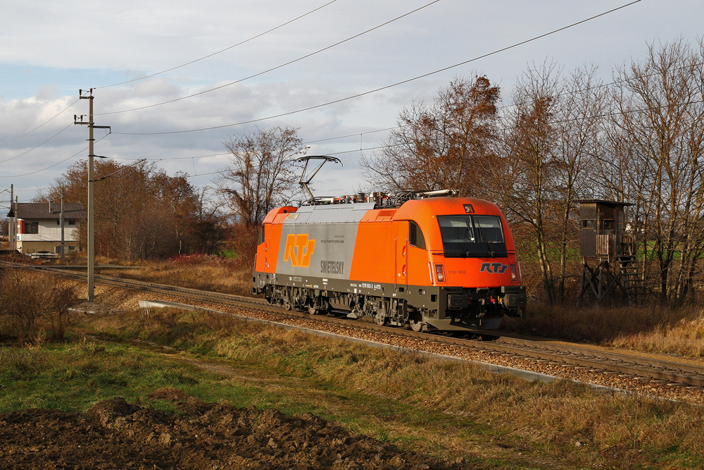 18.12.11 Nach ihrer erbrachten Leistung, nmlich einen Hackschnitzelzug von der ungarischen Grenze nach Herzogenburg unter der Regie von RPS - Rail Professional Sttz GmbH, fhrt das neuste Zugpferd der RTS, 1216 903 als SLZ 98431 von Herzogenburg nach Gramatneusiedl.