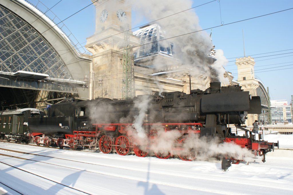 18.12.2010 - Dresden Hbf. - 52 8177 aus Berlin-Schneweide bringt die Fahrgste zum Dresdner Striezelmarkt

