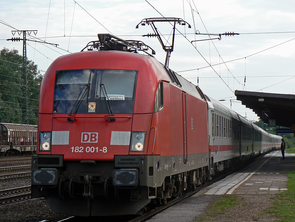 182 001-8 am IC2022 in Kln West am 13.08.2010