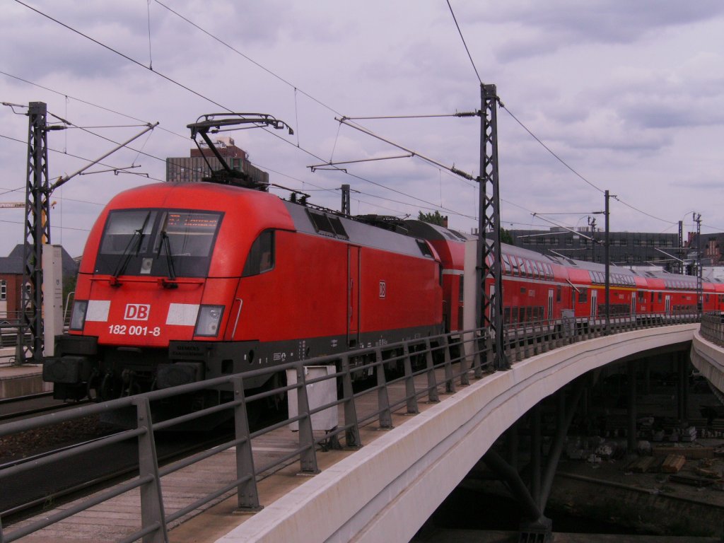 182 001-8 kam mit RE von Wismar nach Cottbus am 10.05.2012 durch Berlin Hbf.