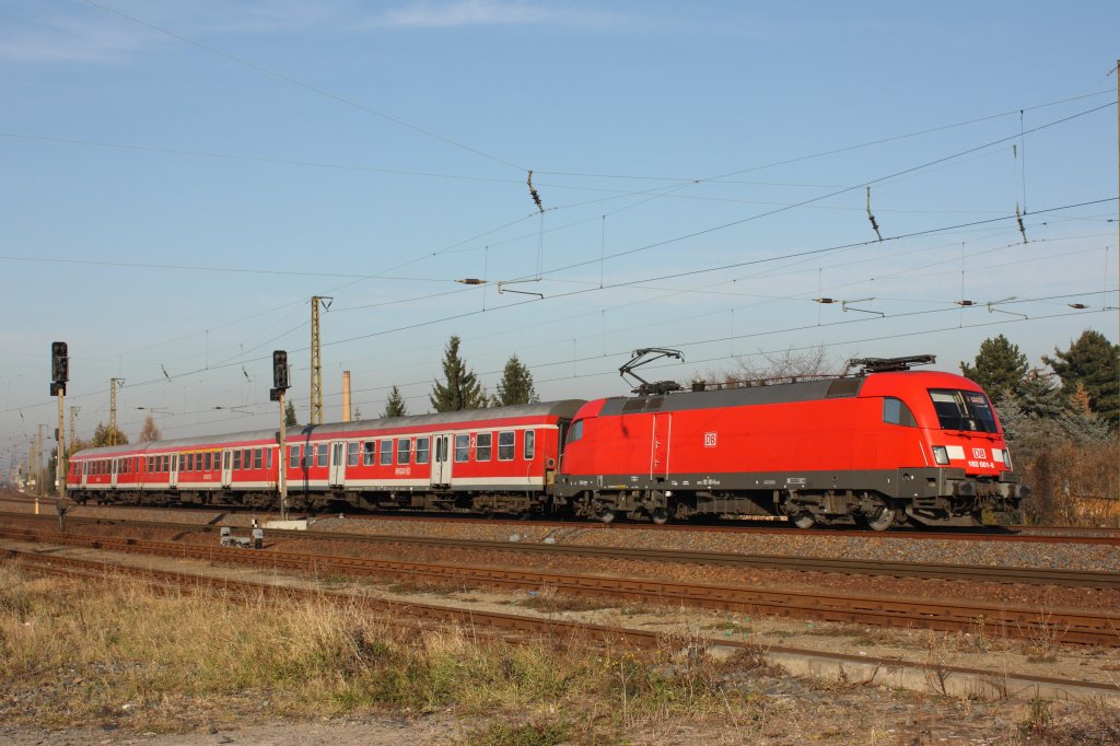 182 001-8 mit dem RE 18 von Cottbus nach Dresden bei der Einfahrt in den Bahnhof Coswig. Fotografiert am 14.11.2011. 