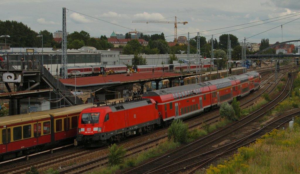 182 001-8 passiert mit ihrem Zug den berliner S-Bahnhof Warschauer Strae Richtung Berlin-Ostbahnhof. 10.08.2012