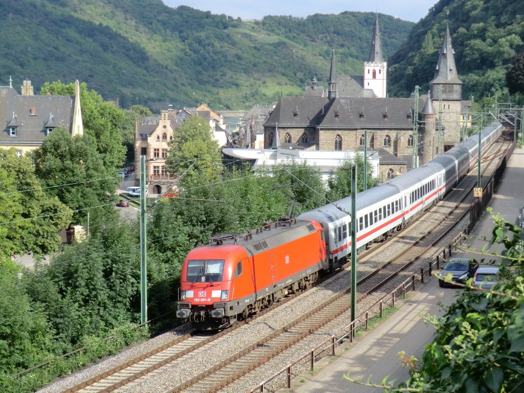 182-001 hat am 13.8.10 mit dem IC 2022 die Stadt St. Goar hinter sich gelassen.