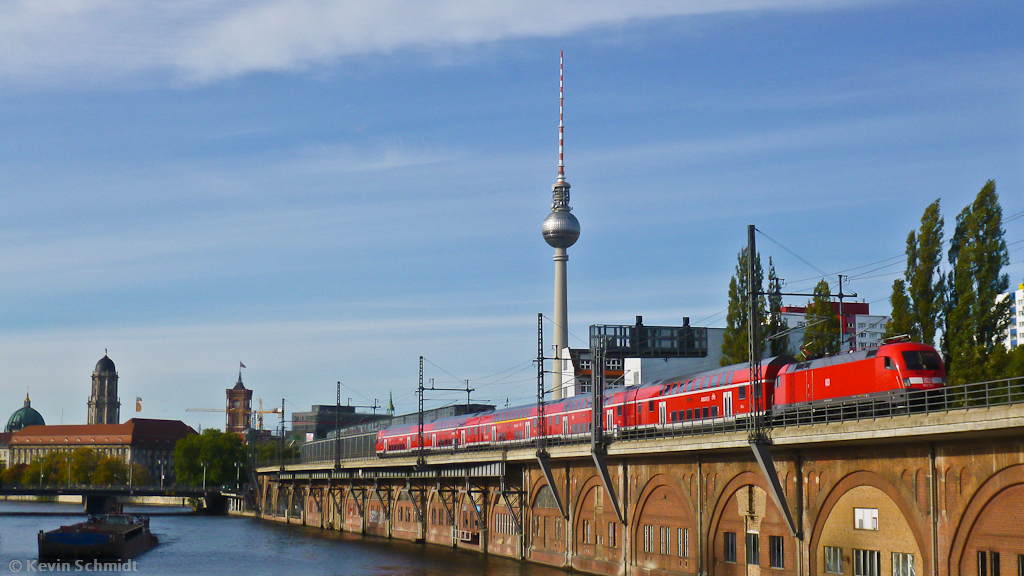 182 001 mit RE 1 Berlin Zoologischer Garten - Frankfurt (Oder) vor typischer Berlin-Kulisse an der Jannowitzbrücke, 13.10.2012.