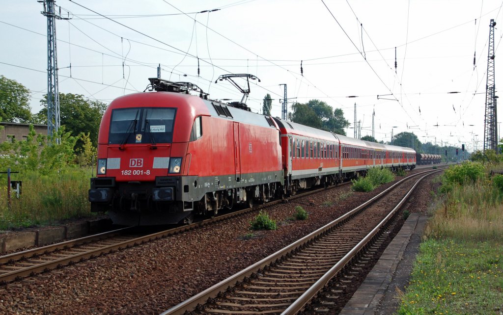182 001 zieht am 05.08.10 einen RE von Cottbus nach Leipzig-Thekla in den Bahnhof Eilenburg.