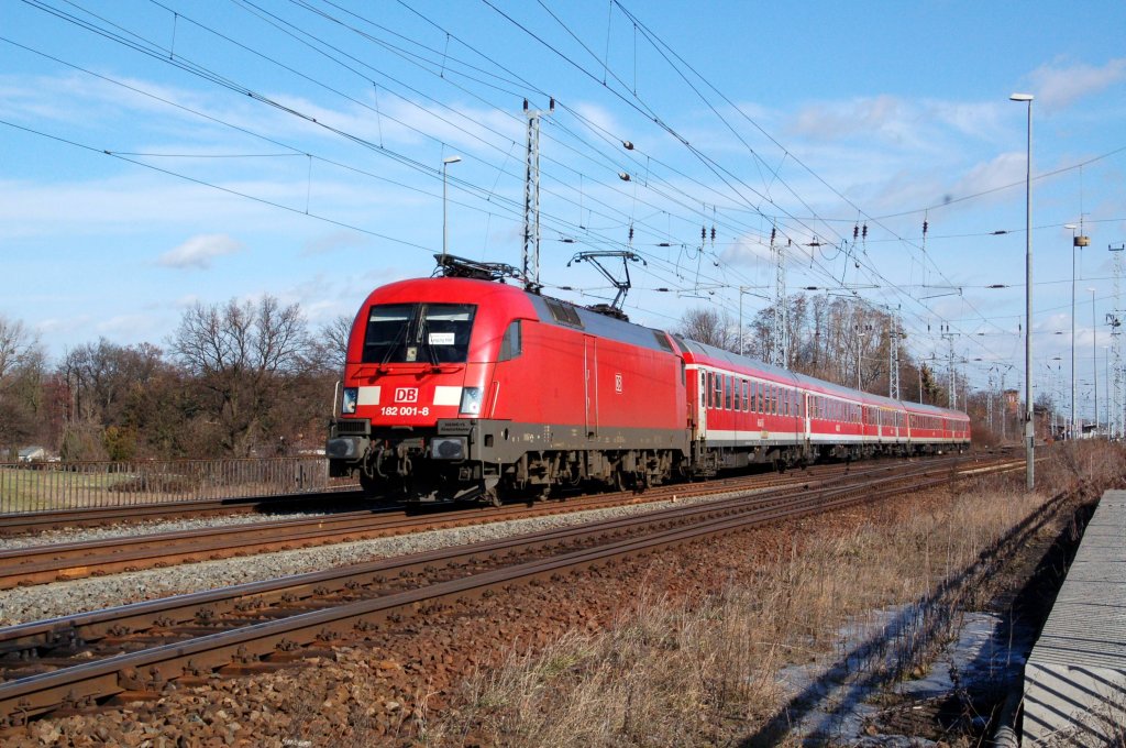 182 001 zieht am 27.02.10 einen RE von Cottbus kommend aus Eilenburg raus Richtung Leipzig.