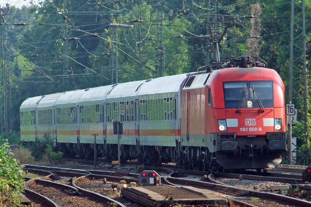 182 002-6 als IC bei der Durchfahrt in Recklinghausen 11.7.2010 
