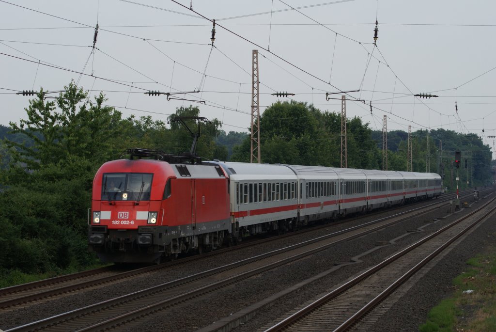 182 002-6 mit einem IC in Dsseldorf Eller-Sd am 22.06.2010