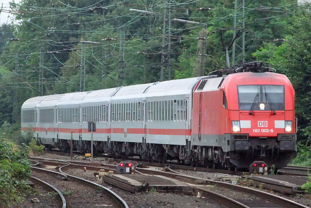 182 002-6 mit IC bei der Durchfahrt in Recklinghausen 25.7.2010