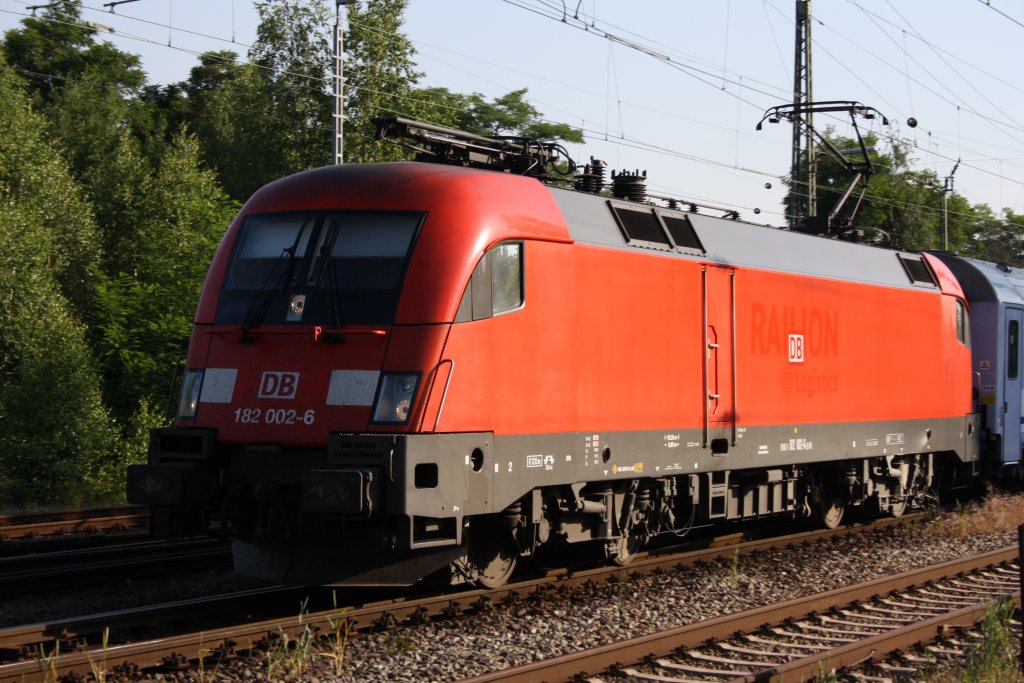 182 002 mit dem EC Wawel von Hamburg ncah Polen in Uelzen am 29.06.2010