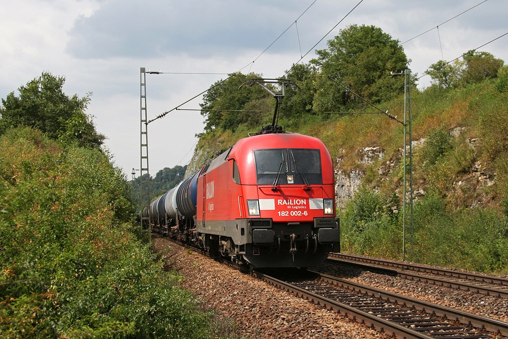 182 002 mit einem Kesselwagenzug am 12.08.2009 bei Dollnstein im Altmhltal.