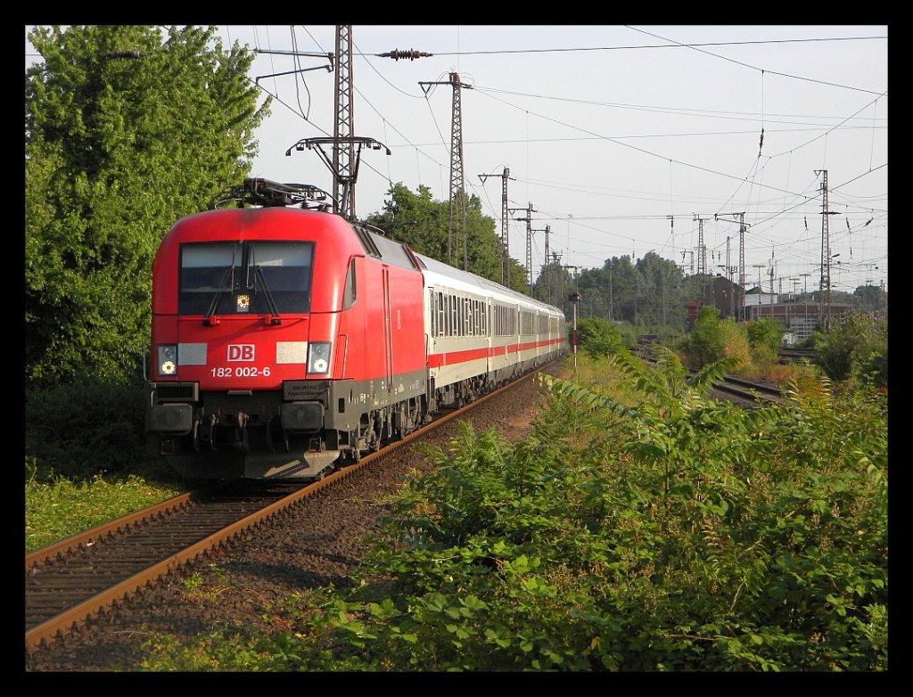182 002 mit IC2022 in Duisburg Hbf bei der Einfahrt, 02.07.2010