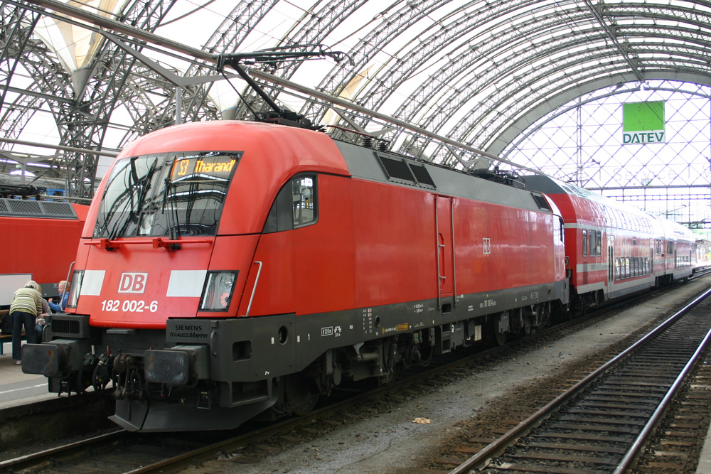 182 002 mit S3 nach Tharandt wartet in Dresden Hbf auf Abfahrt. 10.08.2011